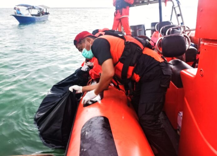 Petugas tim SAR gabungan mengevakuasi jenazah nelayan yang hilang di perairan antara Pulau Cempedak dan Pulau Hari,