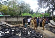 Rumah Warga Lawele Terbakar, Kerugian Rp350 Juta, Bupati Alvin Serahkan Bantuan